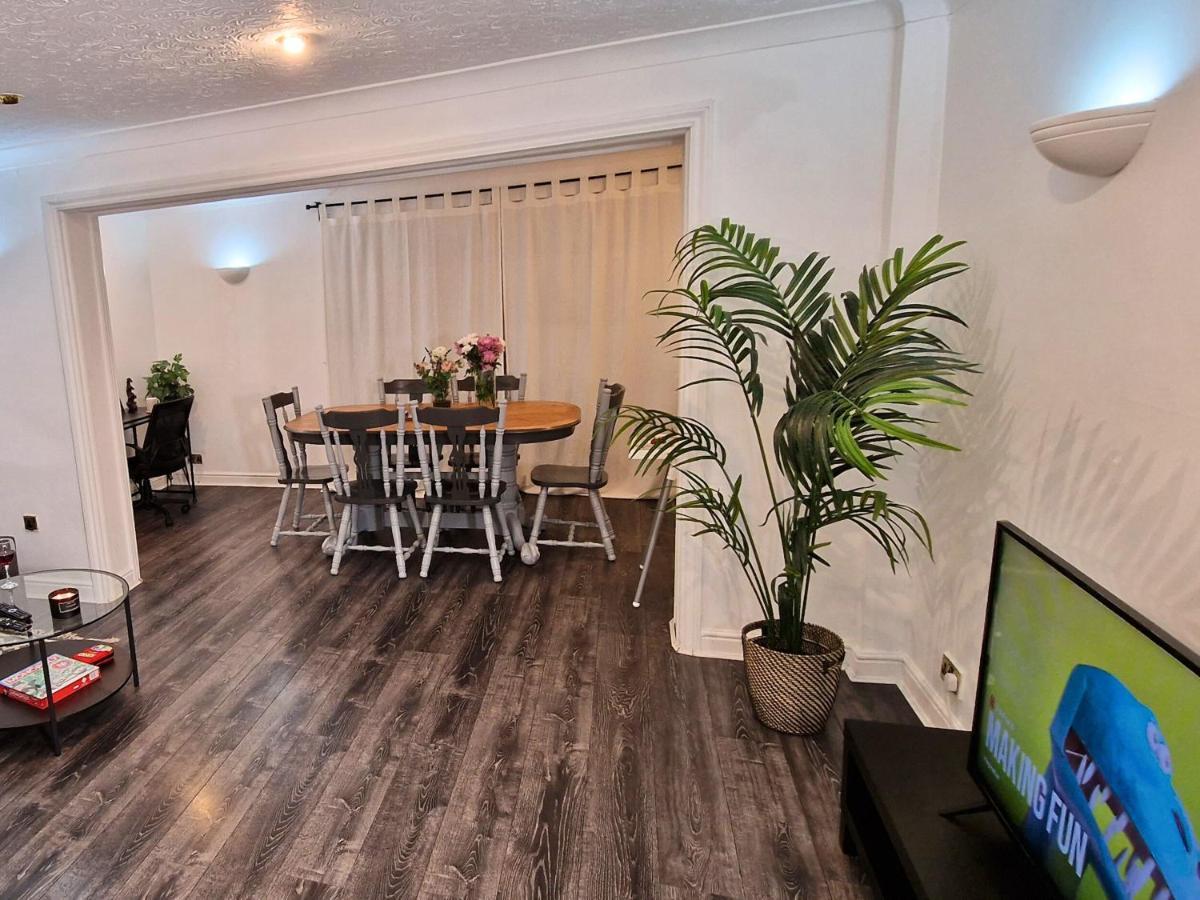 Spacious & Comfy Home- Very Close To Nec Birmingham ,Hs2 & Airport- Perfect For Contractors & Groups- Free Parking & Fast Wifi Marston Green Esterno foto