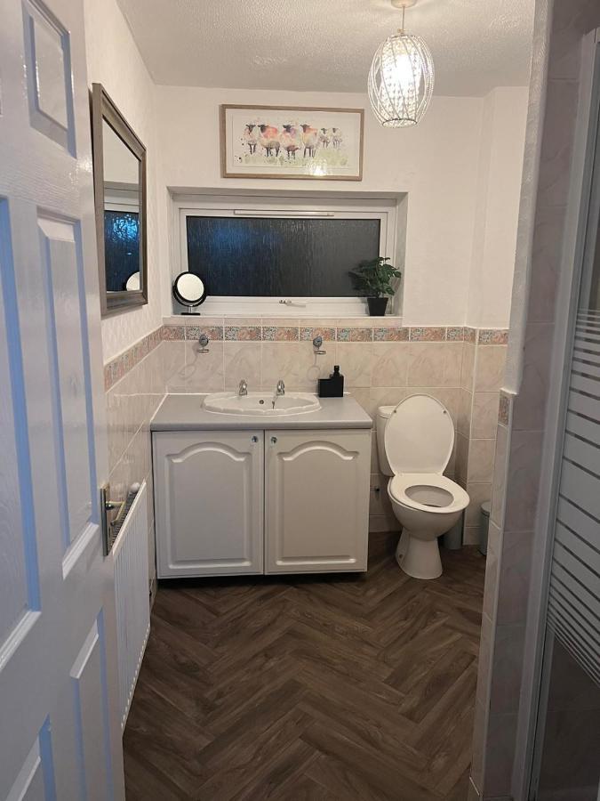 Spacious & Comfy Home- Very Close To Nec Birmingham ,Hs2 & Airport- Perfect For Contractors & Groups- Free Parking & Fast Wifi Marston Green Esterno foto