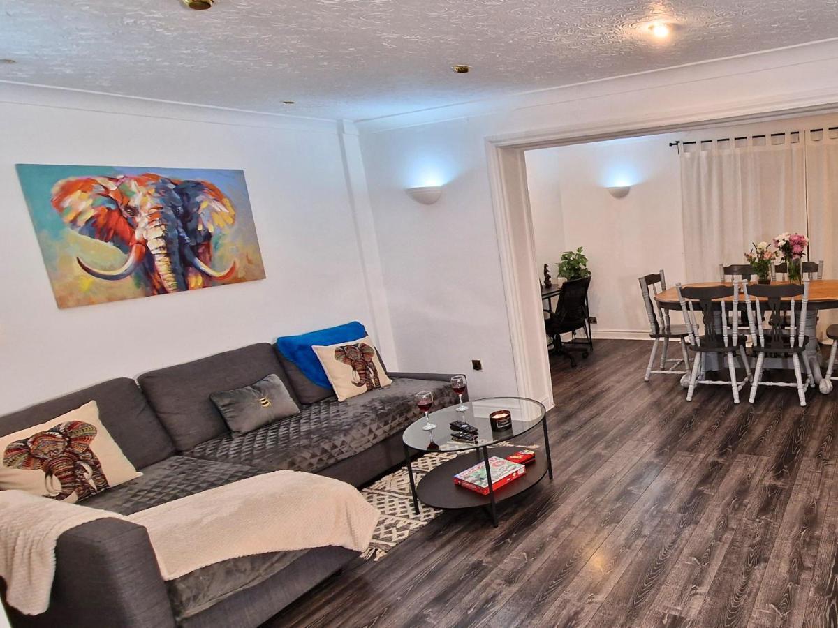 Spacious & Comfy Home- Very Close To Nec Birmingham ,Hs2 & Airport- Perfect For Contractors & Groups- Free Parking & Fast Wifi Marston Green Esterno foto